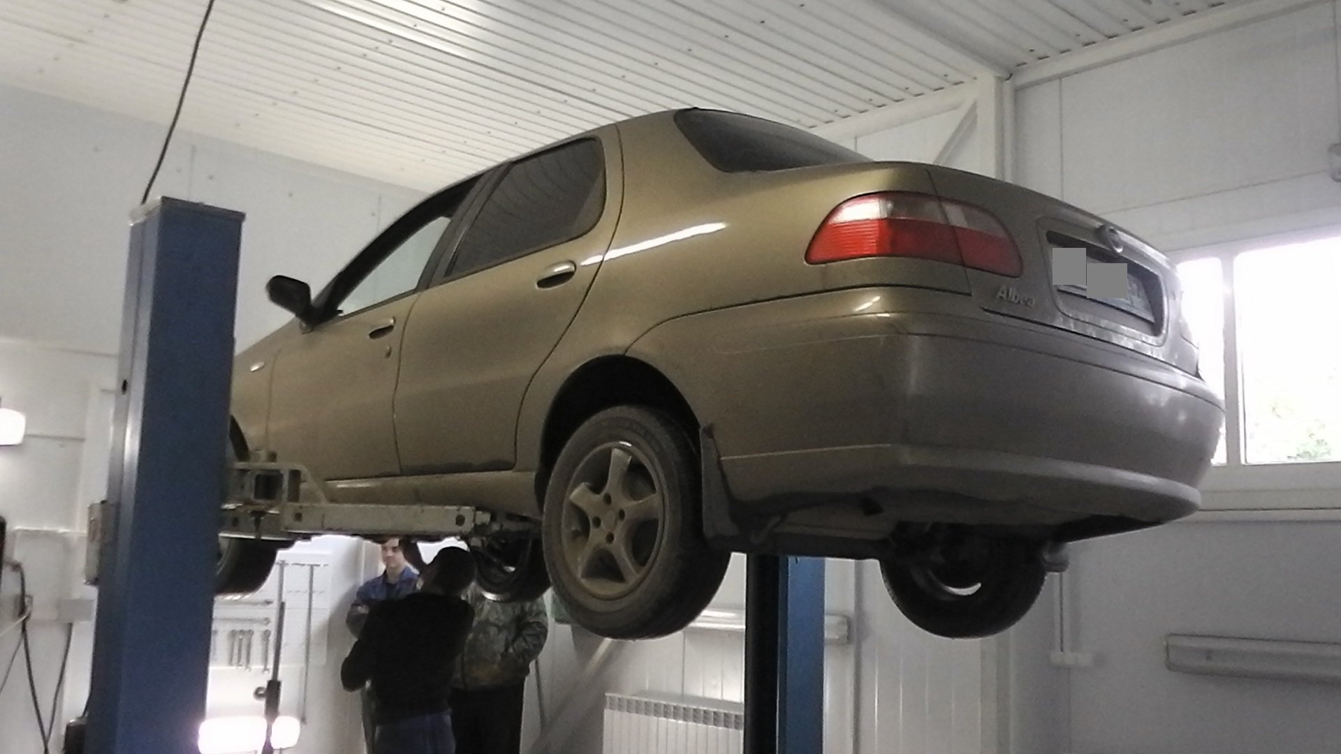 Снятие рулевой рейки Fiat Albea для ремонта